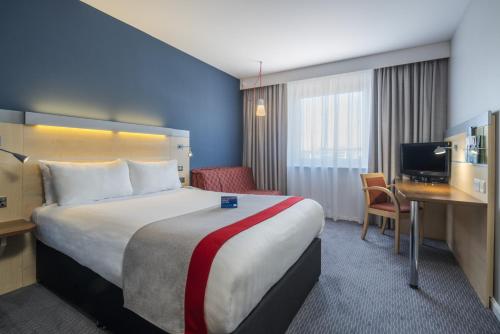 En eller flere senge i et værelse på Holiday Inn Express Leicester City, an IHG Hotel