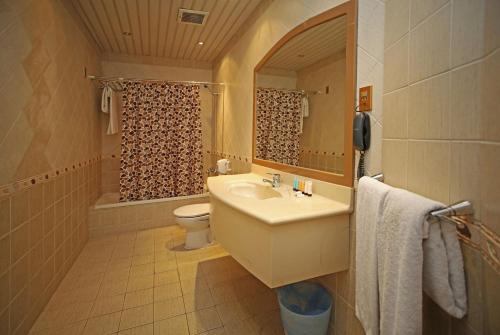 Ett badrum på Etab Hotels & Suites