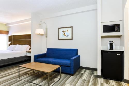 a room with a blue chair and a bed at Holiday Inn Express Philadelphia NE - Langhorne by IHG in Langhorne