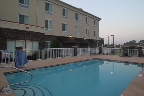 Swimmingpoolen hos eller tæt på Holiday Inn Express Pembroke, an IHG Hotel