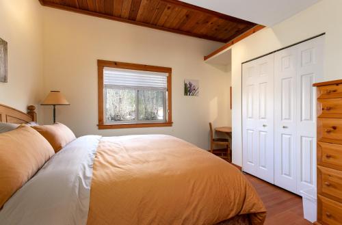 Postel nebo postele na pokoji v ubytování Pemberton Valley 1 bedroom suite king size bed free parking WIFI cable TV