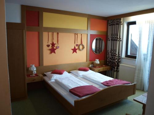 Posteľ alebo postele v izbe v ubytovaní Sportgasthof Lipp