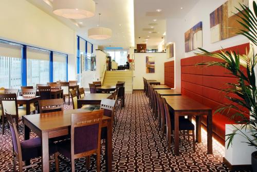 A restaurant or other place to eat at Holiday Inn Express London Golders Green, an IHG Hotel 