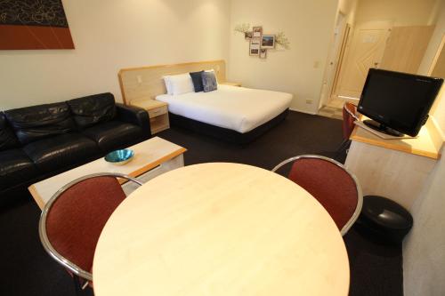 Un lugar para sentarse en Red Bridge Motor Inn