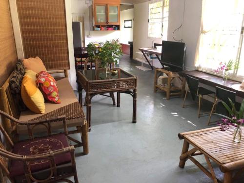 une chambre avec plusieurs tables, chaises et tables dans l'établissement Lanta Complex, à Ko Lanta