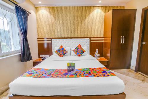 1 dormitorio con 1 cama blanca grande en una habitación en FabHotel Luxor, en Jādabpur