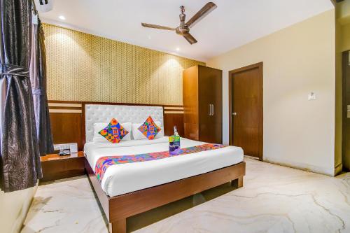 a bedroom with a bed and a ceiling fan at FabHotel Luxor in Jādabpur