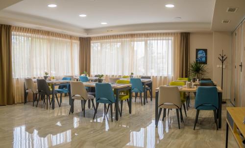 Ein Sitzbereich in der Unterkunft Hotel Soni Lux