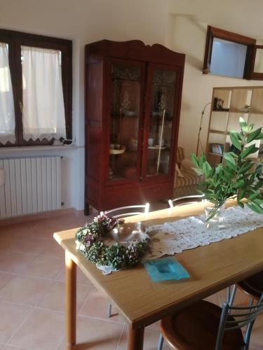 a living room with a table and a cabinet at Le Carcare in Santo Stefano del Sole