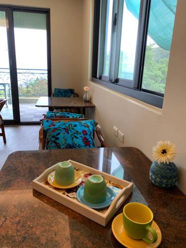 Kin Shui Villa في Shuilian: غرفة معيشة مع طاولة عليها أطباق