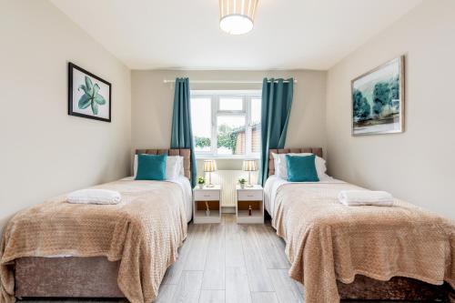 Postelja oz. postelje v sobi nastanitve Dartford, Kent - Modern 2Bd 2Bath En-Suite Bungalow M25 Bluewater