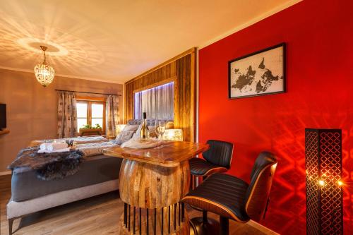 Haus Magnushof في أيزنبرغ: غرفة نوم بسرير وطاولة وكراسي