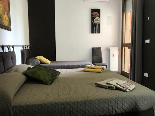 Un dormitorio con una cama con dos toallas encima. en DA GIANNI E BEA, en Foligno
