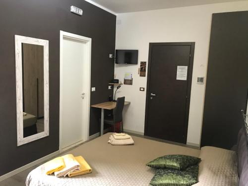 - une chambre avec un lit, un bureau et un miroir dans l'établissement DA GIANNI E BEA, à Foligno