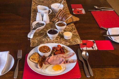 Dunroamin في دريمن: طبق من طعام الإفطار على طاولة