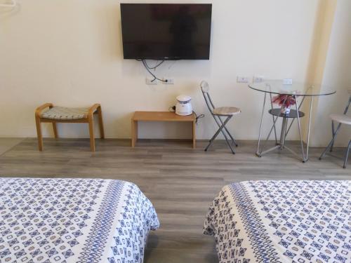 新城鄉的住宿－太魯閣新城老街民宿，客房设有两张床和一台平面电视。