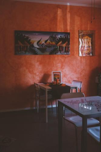a dining room with a table and chairs and a painting at B&B Gli Olmi in Creazzo