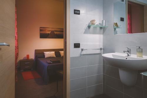 La salle de bains est pourvue d'un lavabo et d'un lit. dans l'établissement B&B Gli Olmi, à Creazzo