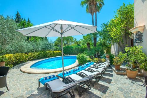 ポリェンサにあるOwl Booking Villa Suavet Petit - Exclusive Property with a Stunning Poolの- プールサイドのラウンジチェア(パラソル付)