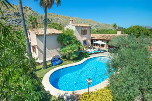 ポリェンサにあるOwl Booking Villa Suavet Petit - Exclusive Property with a Stunning Poolの家の前のスイミングプールの上から見える