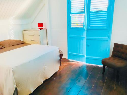 Location Maison Bleue avec piscine privative au Carbet Martinique tesisinde bir odada yatak veya yataklar