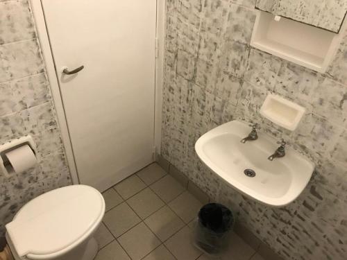 a bathroom with a toilet and a sink at Hotel Messina in Mar del Plata
