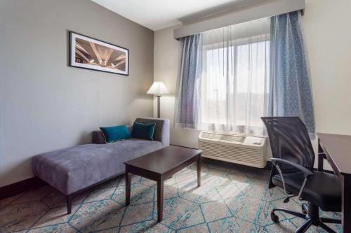 a hotel room with a bed and a window at La Quinta by Wyndham Columbus West - Hilliard in Columbus