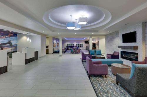 a lobby of a hospital with chairs and a waiting room at La Quinta by Wyndham Big Spring in Big Spring