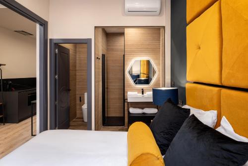 Una cama o camas en una habitación de SUITE 1907 GIJON