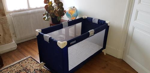 a blue crib in the corner of a room at Les Petites Forges in Auxonne