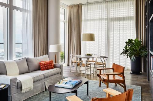 Χώρος καθιστικού στο Asbury Ocean Club Hotel