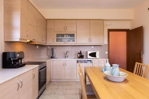Η κουζίνα ή μικρή κουζίνα στο Ilys Home, a Country-chic Retreat with Pool & BBQ, By ThinkVilla