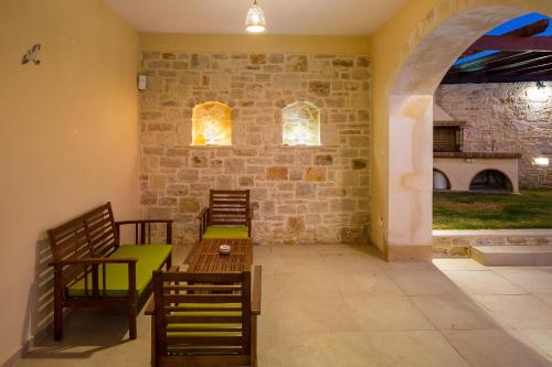 Χώρος καθιστικού στο Ilys Home, a Country-chic Retreat with Pool & BBQ, By ThinkVilla