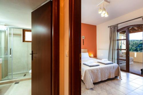 Ένα ή περισσότερα κρεβάτια σε δωμάτιο στο Ilys Home, a Country-chic Retreat with Pool & BBQ, By ThinkVilla