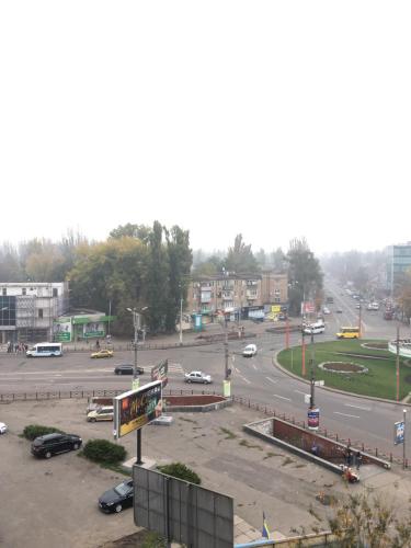 Blick auf einen Parkplatz mit Autos auf einer Straße in der Unterkunft проспект Миру 35 in Krywyj Rih