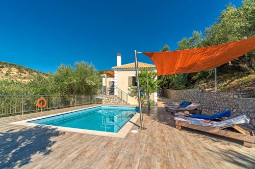 uma casa com uma piscina e um guarda-chuva laranja em Kosyforema Villas em Gialova