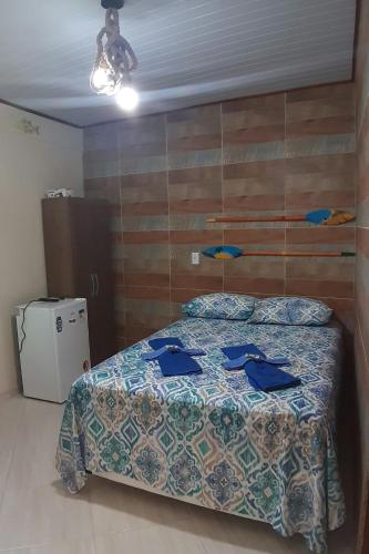 a bedroom with a bed in a room at Araçatiba Flat in Praia de Araçatiba