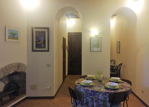 a dining room with a table and a fireplace at Residenza Le Peonie in Todi
