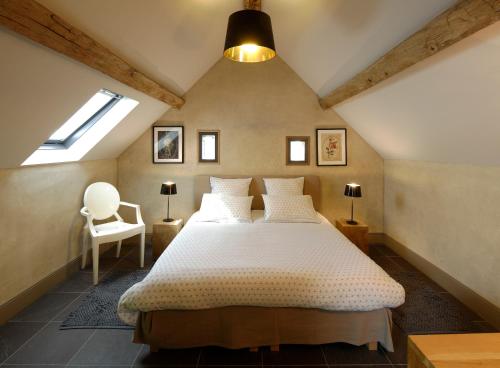 En eller flere senger på et rom på L'Oustal du Domaine de Louveraude