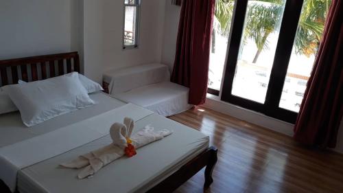 um quarto com 2 camas e toalhas em Marnin's Place em Boracay
