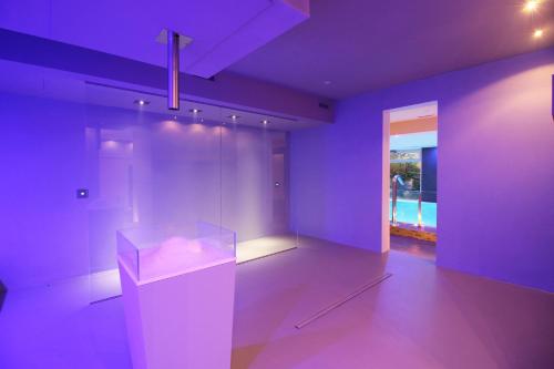 a room with purple walls and a table in a room at Regiohotel Manfredi in Manfredonia