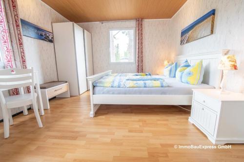 Een bed of bedden in een kamer bij "Waldpark Fuhlendorf"