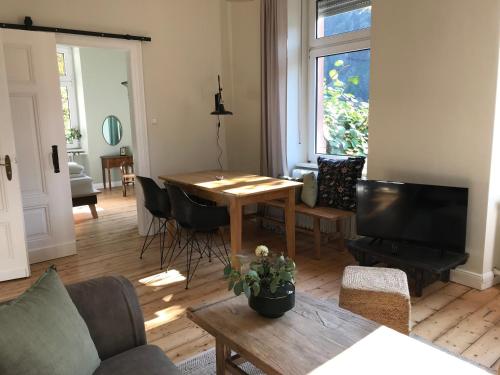 a living room with a table and a television at Fabelhaus in Traben-Trarbach