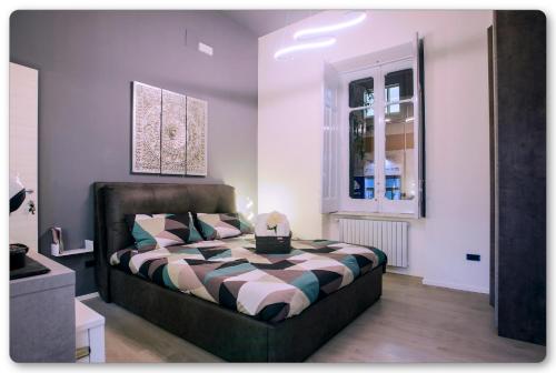 a bedroom with a bed and a window at B&B Palazzo Di Florio in Cava deʼ Tirreni