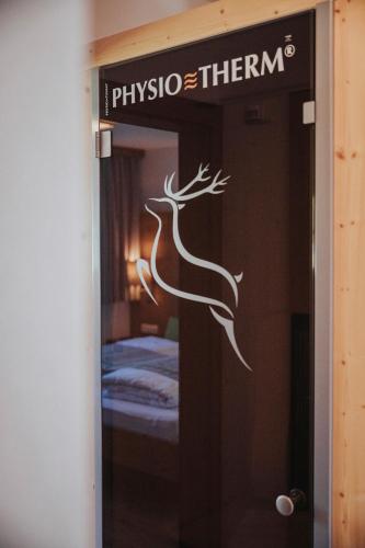 a room with a sign that reads physics themrm at Appartements Wieshof in Sankt Johann im Pongau