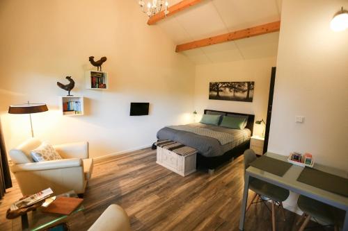 een slaapkamer met een bed en een bureau in een kamer bij De Rolders in Wapenveld