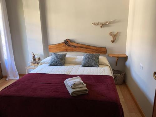 1 dormitorio con 1 cama grande y cabecero de madera en Blue Mountain, en Ponte di Legno