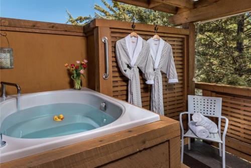 A bathroom at Eden Vale Inn