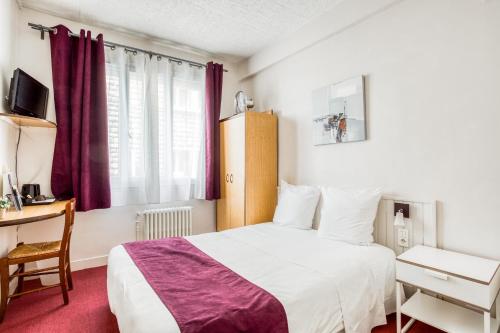Postel nebo postele na pokoji v ubytování Logis Hôtel-Restaurant La Coupe d'Or