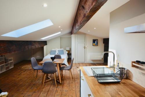 une cuisine et un salon avec une table et des chaises dans l'établissement Maison Bouquiere Le Pigeonnier, à Bordeaux